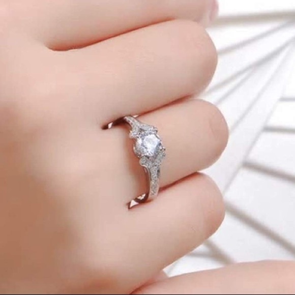 18K WHITE GOLD CZ DIAMOND SOLITAIRE RING - Picture 4 of 4